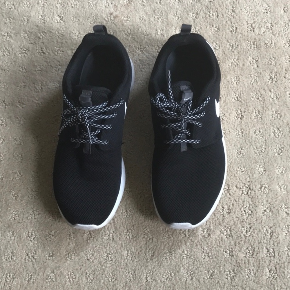 Women's NIKE Roshe 1.0 size 7.5